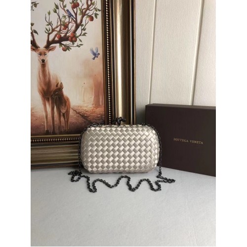 BOTTEGA VENETA Knot Clutch aus Satin mit Schlangenlederbesatz 62548 beige