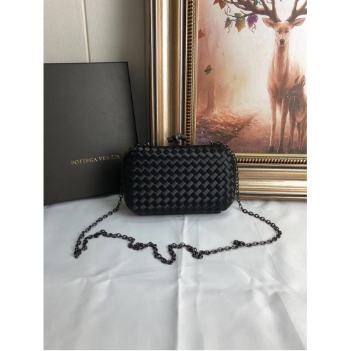 BOTTEGA VENETA Knot Clutch aus Satin mit Schlangenlederbesatz 62548 schwarz