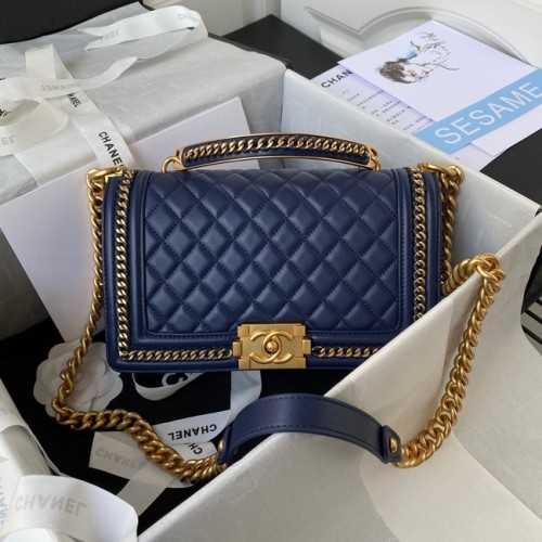 BOY CHANEL HANDTASCHE Goldfarbenes Metall A67086 dunkelblau