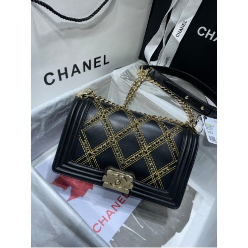 BOY CHANEL Handtasche Zerknittertes Kalbsleder Goldfarbenes Metall A67086 schwarz