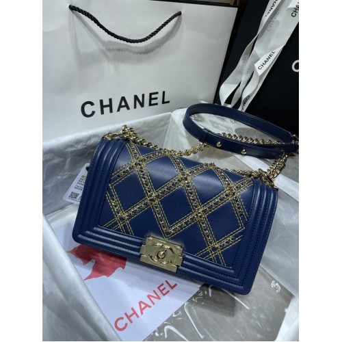 BOY CHANEL Handtasche Zerknittertes Kalbsleder Goldfarbenes Metall A67086 dunkelblau