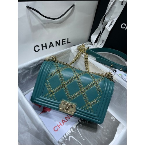 BOY CHANEL Handtasche Zerknittertes Kalbsleder Goldfarbenes Metall A67086 grün