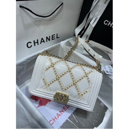 BOY CHANEL Handtasche Zerknittertes Kalbsleder Goldfarbenes Metall A67086 weiß