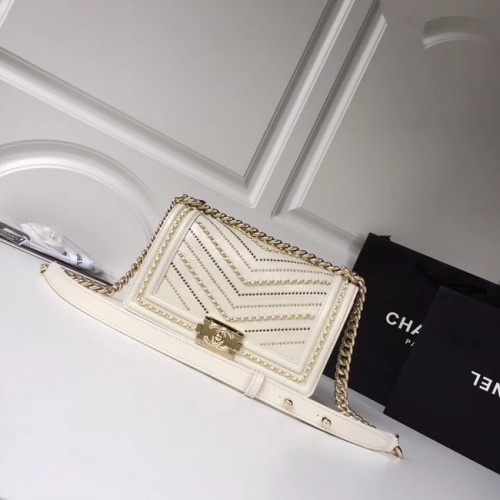BOY CHANEL Handtasche Zerknittertes Kalbsleder Goldfarbenes Metall A67086 weiß
