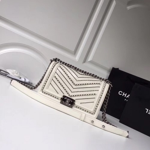 BOY CHANEL Handtasche Zerknittertes Kalbsleder silberfarbenes Metall A67086 weiß