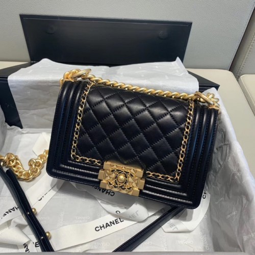 BOY CHANEL Überschlagtasche A67085 schwarz