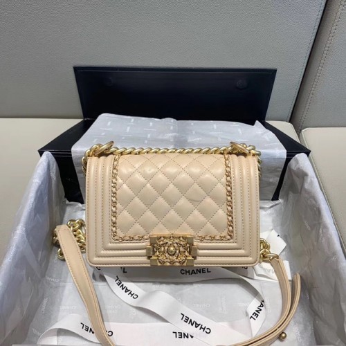 BOY CHANEL Überschlagtasche A67085 creme