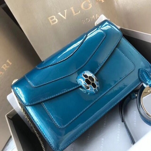 BVLGARI Serpenti Forever Schultertasche aus Metallic-Leder 4953 blau