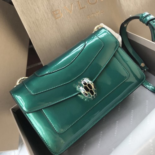 BVLGARI Serpenti Forever Schultertasche aus Metallic-Leder 4953 grün