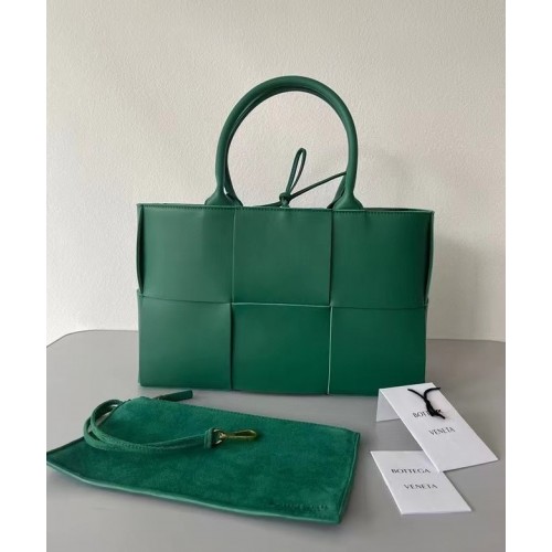 Bottega Veneta ARCO TOTE Kleine Einkaufstasche aus genarbtem Intrecciato-Leder 652867 RAINTREE