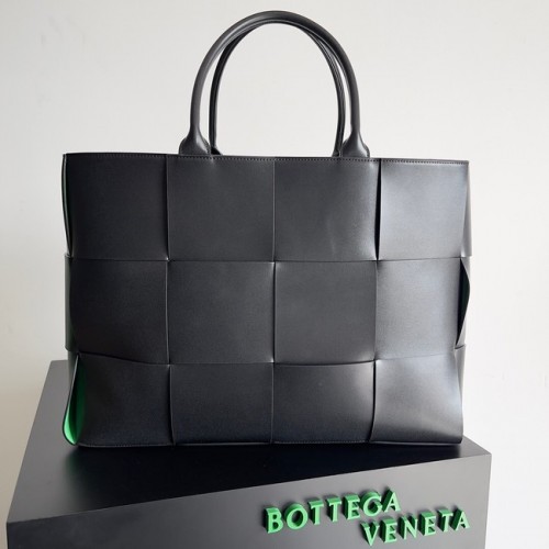 Bottega Veneta ARCO TOTE Große Einkaufstasche aus genarbtem Intrecciato-Leder 652868 schwarz