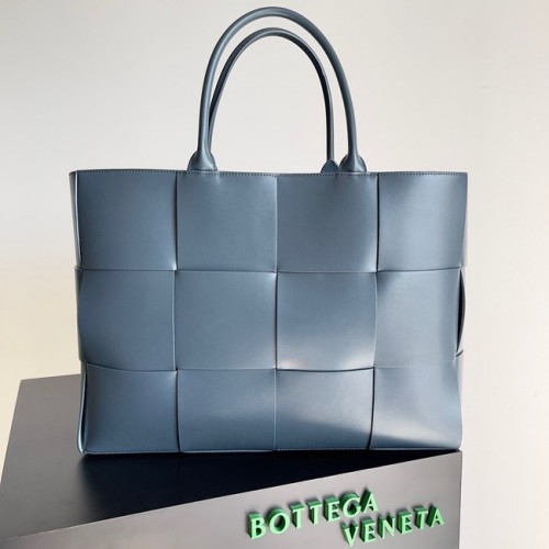 Bottega Veneta ARCO TOTE Große Einkaufstasche aus genarbtem Intrecciato-Leder 652868 blau