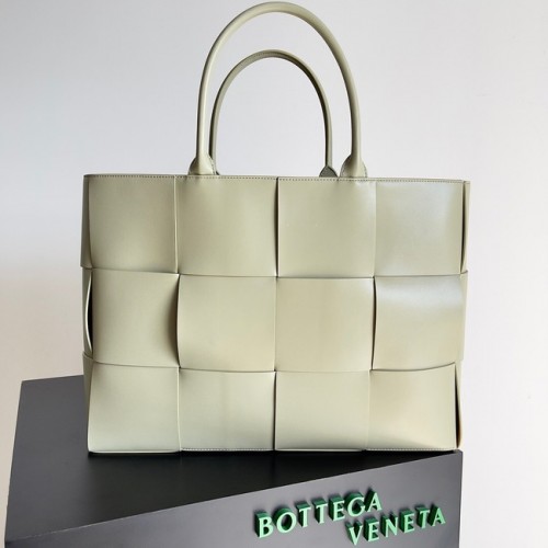 Bottega Veneta ARCO TOTE Große Einkaufstasche aus genarbtem Intrecciato-Leder 652868 hellgrau