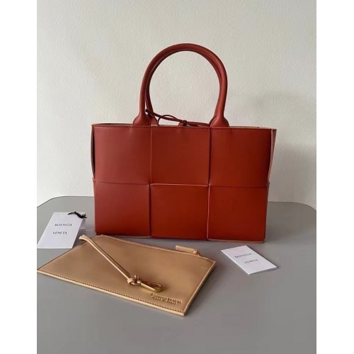 Bottega Veneta ARCO TOTE Kleine Einkaufstasche aus genarbtem Intrecciato-Leder 652867 MAPLE
