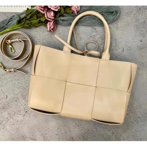 Bottega Veneta ARCO TOTE Kleine Einkaufstasche aus genarbtem Intrecciato-Leder 652867 apricot