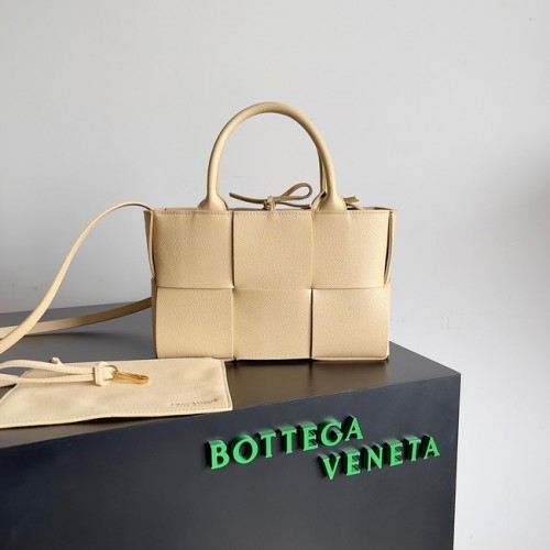 Bottega Veneta ARCO TOTE Kleine Einkaufstasche aus genarbtem Intrecciato-Leder 709337 Porridge