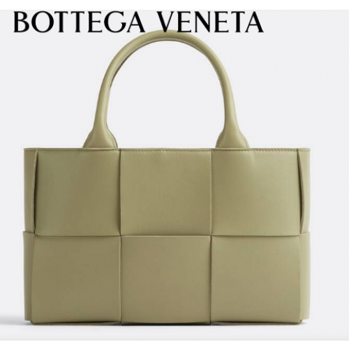 Bottega Veneta ARCO TOTE Kleine Tragetasche aus geflochtenem, genarbtem Leder 709337 Travertin