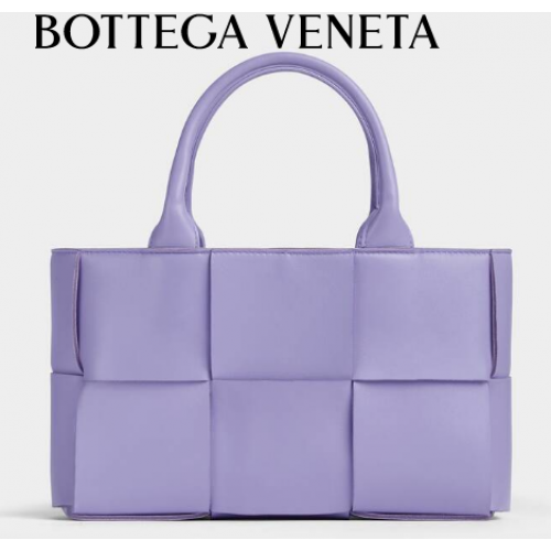 Bottega Veneta ARCO TOTE Kleine Einkaufstasche aus genarbtem Intrecciato-Leder 709337 Wisteria
