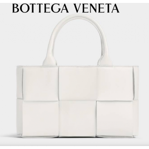 Bottega Veneta ARCO TOTE Kleine Tragetasche aus geflochtenem genarbtem Leder 709337 weiß