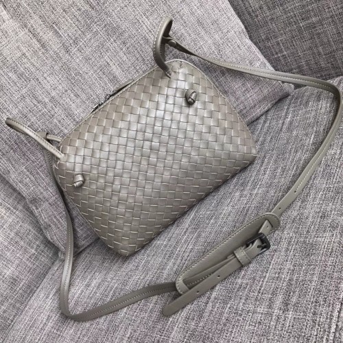 Bottega Veneta Bicolors Intrecciato Nappa Umhängetasche BV9610 grau