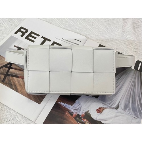 Bottega Veneta CASSETTE Mini Gürteltasche aus Intreccio-Leder 651053 MIRTH WASHED