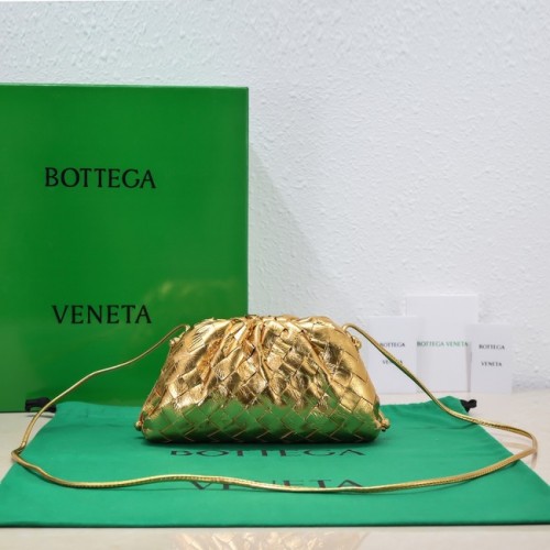 Bottega Veneta Mini Intrecciato Lederclutch mit Riemen 585852 Gold