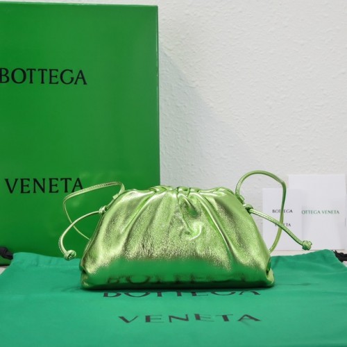 Bottega Veneta Mini Intrecciato Lederclutch mit Riemen 585852 grün
