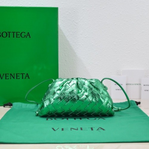 Bottega Veneta Mini Intrecciato Lederclutch mit Riemen 585852 grün