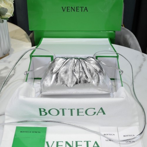 Bottega Veneta Mini Intrecciato Lederclutch mit Riemen 585852 silber