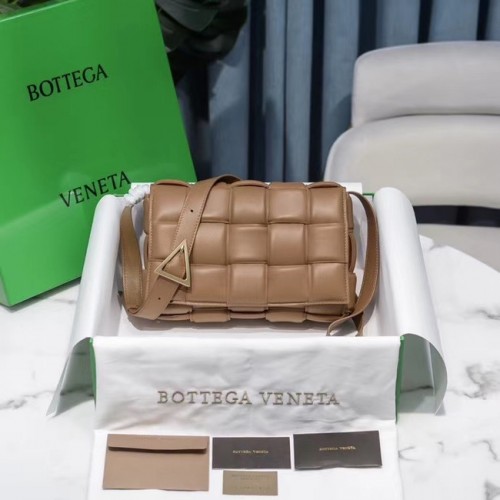 Bottega Veneta GEPOLSTERTE KASSETTENTASCHE 591970 Sandelholz