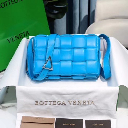 Bottega Veneta GEPOLSTERTE KASSETTENTASCHE 591970 blau