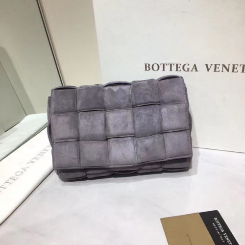 Bottega Veneta GEPOLSTERTE KASSETTENTASCHE Wildleder 591970 grau