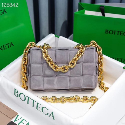 Bottega Veneta GEPOLSTERTE KASSETTE TASCHE aus Samt 591971 Grau