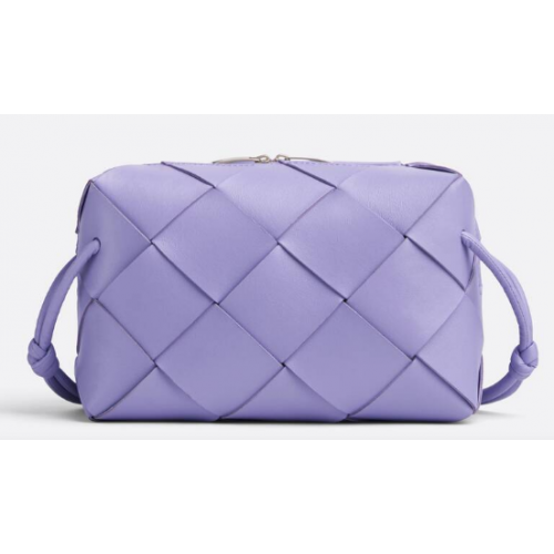 Bottega Veneta Kleine Kassettenkameratasche 709417 Wisteria