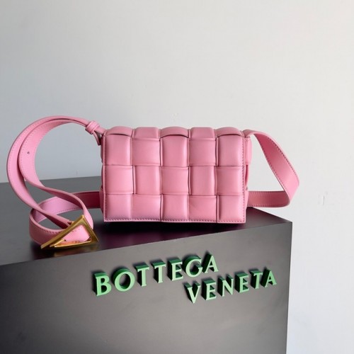 Bottega Veneta kleine gepolsterte Kassette 717506 rosa