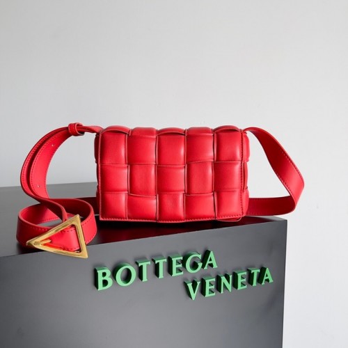 Bottega Veneta Small Padded Cassette 717506 rot