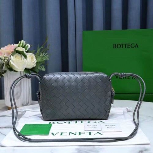 Bottega Veneta Kleine Umhängetasche aus Intrecciato-Leder 680255 Grau