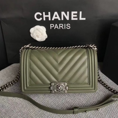 Junge Chanel Flap Bag Original Chevron Leder A67086V Grün