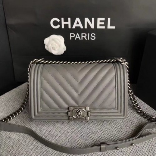Junge Chanel Flap Bag Original Chevron Leder A67086V Grau