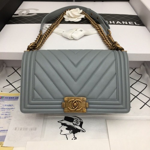 Junge Chanel Flap Bag Original Chevron Leder Grau A67086V Bronzeschnalle