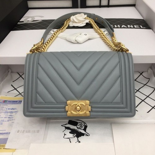 Junge Chanel Flap Bag Original Chevron Leder Grau A67086V Frosted Golden Buckle