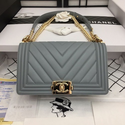 Junge Chanel Flap Bag Original Chevron Leder Grau A67086V Goldene Schnalle