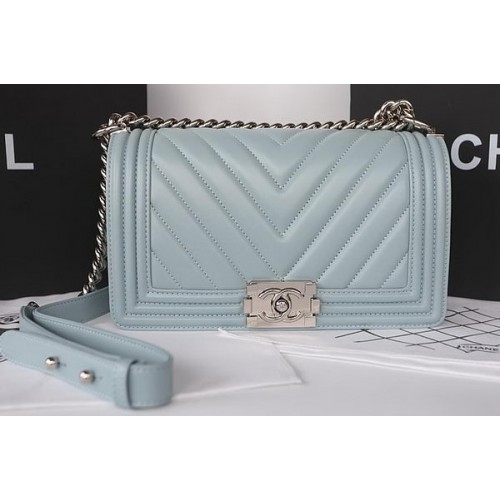 Boy Chanel Flap Bag Original Chevron Schaffell A67025 Hellblau