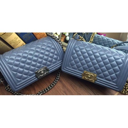 Boy Chanel Flap Umhängetasche Schafsleder A67086 Hellblau