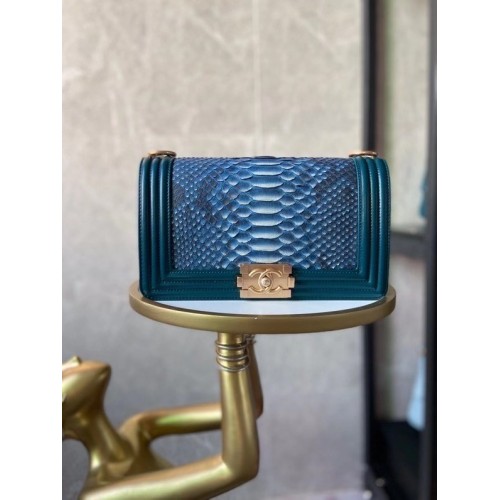 Boy Chanel Flap Umhängetasche original Schlangenleder AS67086 blau