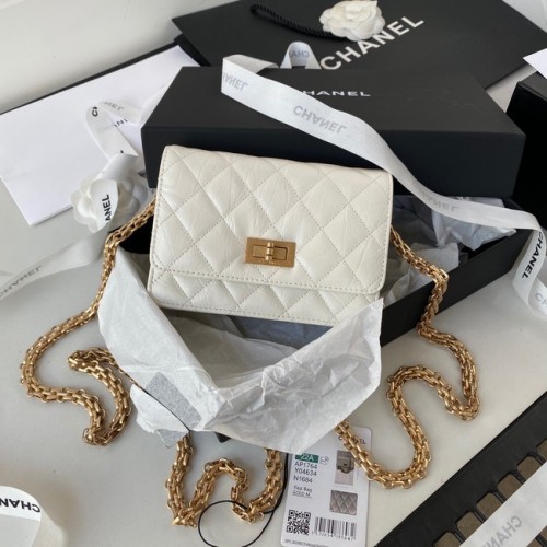 CHANEL CLASSIC WALLET ON CHAIN AP1764 Kalbsleder Goldfarbenes Metall AP1764 weiß