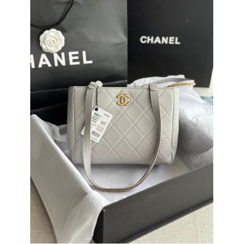 CHANEL Kalbsleder goldfarbenes Metall AS3508 hellgrau
