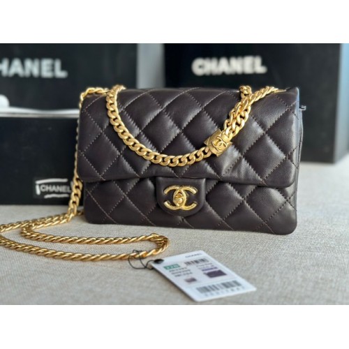 CHANEL FLAP BAG Lammleder goldfarbenes Metall AS3393 schwarz