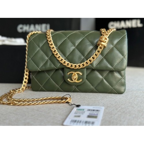 CHANEL FLAP BAG Lammleder goldfarbenes Metall AS3393 grün