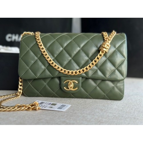CHANEL FLAP BAG Lammleder goldfarbenes Metall AS3609 grün
